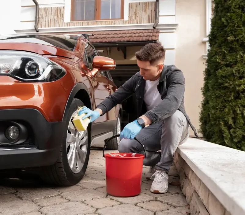 Lavage auto à domicile Marcilly-en-Villette : professionnel intervenant sur un véhicule